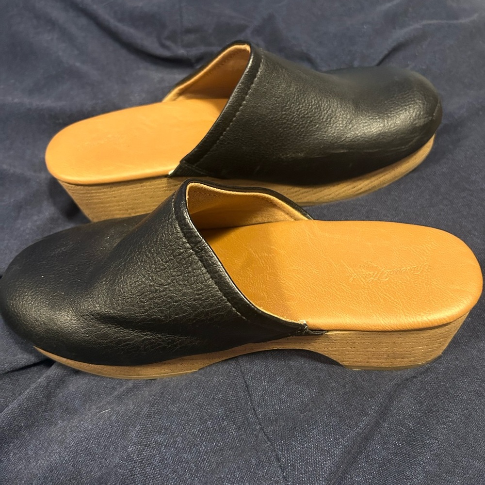 Women’s 7.5 Universal Threads Shoes